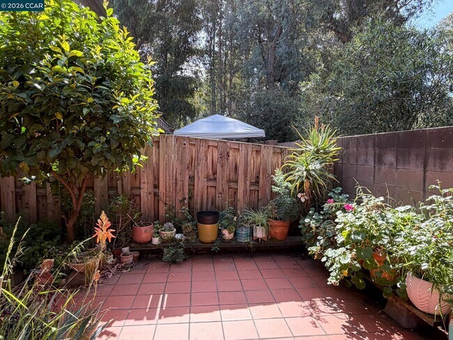 Building Photo - 6 Basin Ct