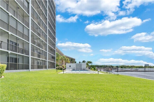 Building Photo - Stunning 8th floor Riverfront Condo