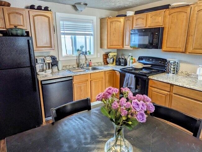 Building Photo - 3012 N Hogan St