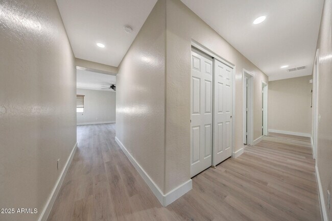 Building Photo - 9423 W Monte Vista Rd