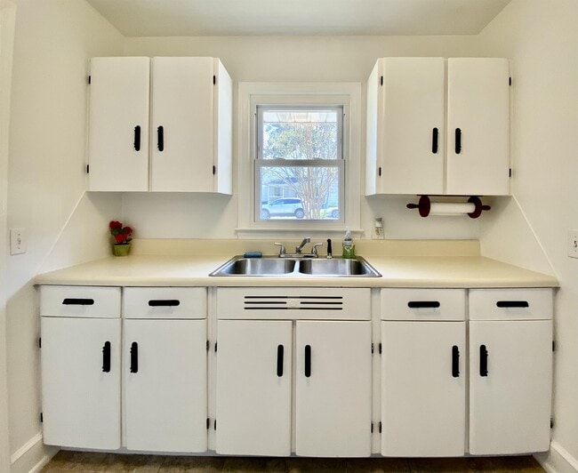 Building Photo - 648 Linfield Dr