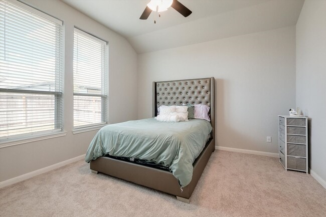 Building Photo - Bright & Charming Fantine Fields Home