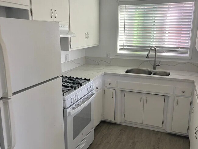 Building Photo - 508 S Catalina Ave