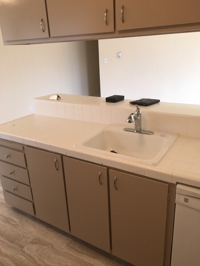 Building Photo - Charming 2-Bed, 1-Bath Townhome with Covered Garage – Great Location!