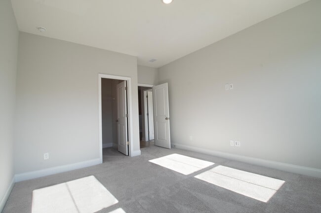 Building Photo - 426 Queenview Ln