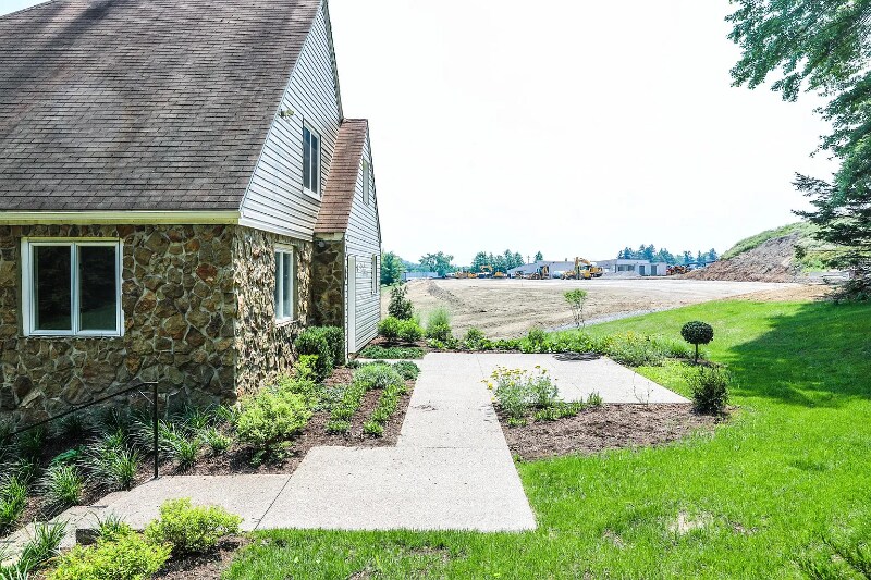 Building Photo - 3981 Willow Creek Dr