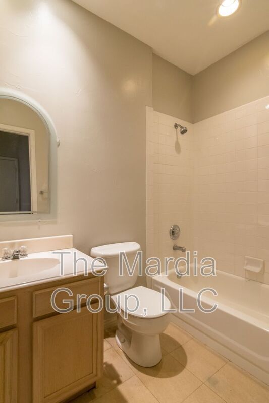 Building Photo - 3904 Brandon Park Dr