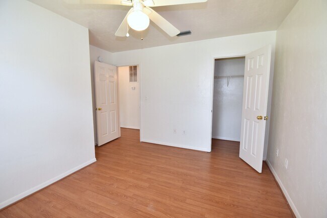 Building Photo - 3/2 House @ Palm Grove