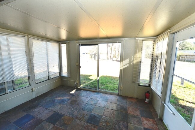 Building Photo - Nice Brick Ranch with Large yard!