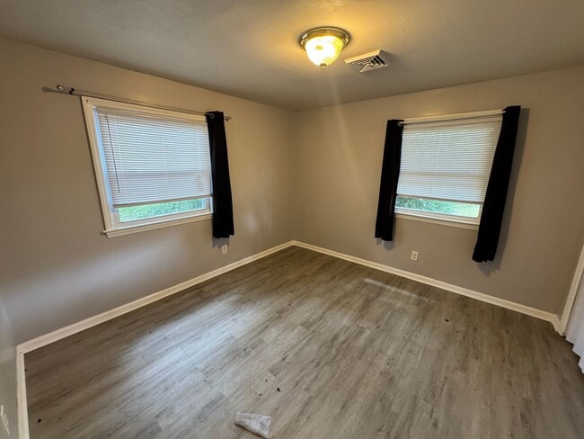Building Photo - One Month Free Rent with 2 Year Lease! Ren...