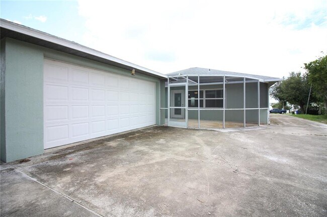 Building Photo - 739 Lake June Rd
