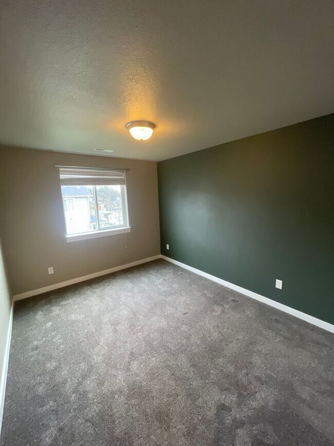 Building Photo - Beautiful 3 Bedroom on Large Corner Lot!