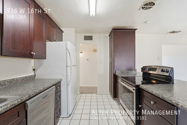 Building Photo - 936 W 16th St