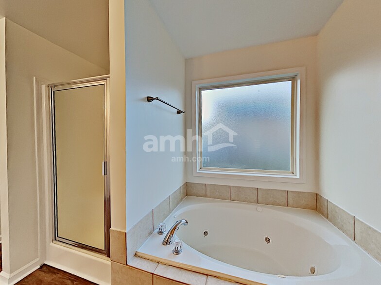 Building Photo - 932 Park Hollow Way