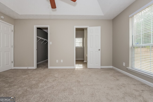 Building Photo - 18 Oakdale Dr