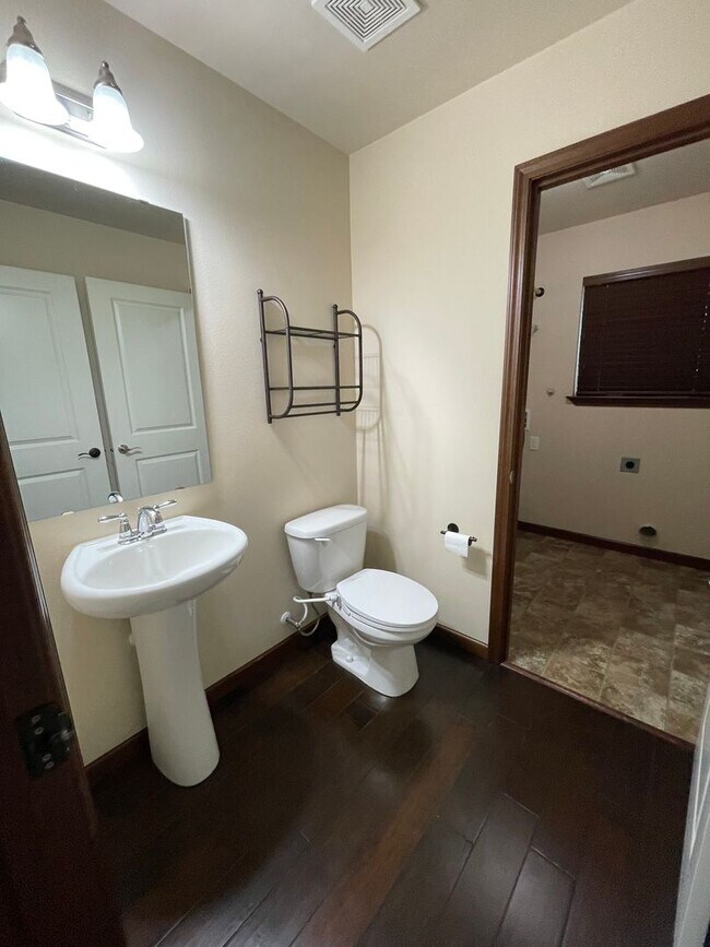Building Photo - ***PENDING APPLICATION***Gorgeous, Spacious Home Close to Everything!