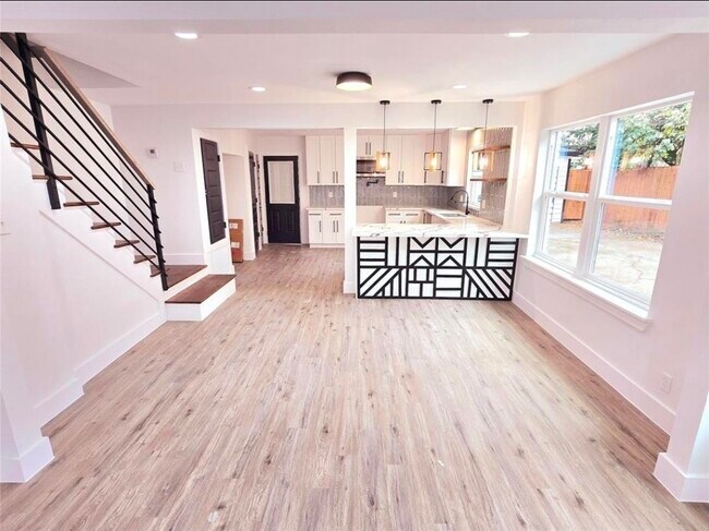 Building Photo - 2105 Sheridan St