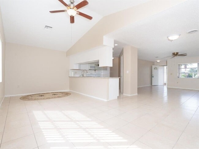 Building Photo - 1609 E Cypress Point Dr