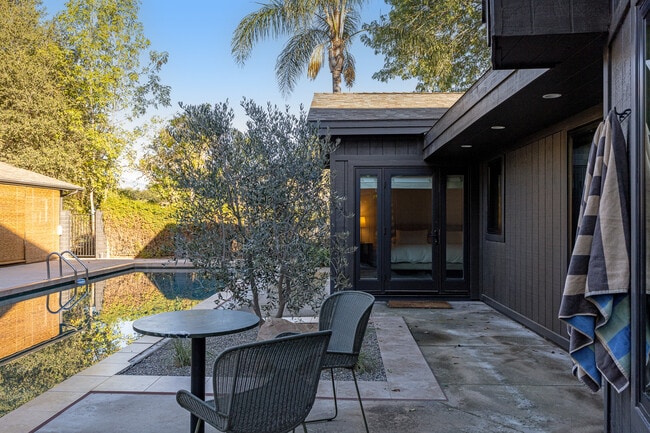 Building Photo - 1015 W El Roblar Dr
