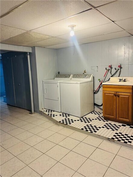 Building Photo - 63 Walnut St