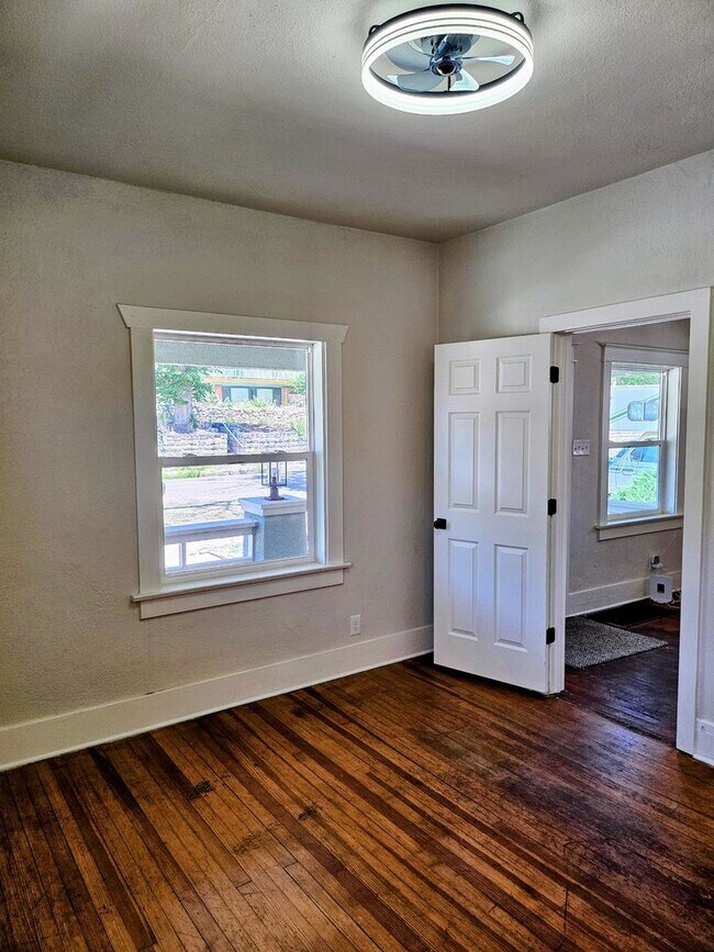 Building Photo - ALL PROSPECTIVE TENANTS MUST SUBMIT A $58 ...