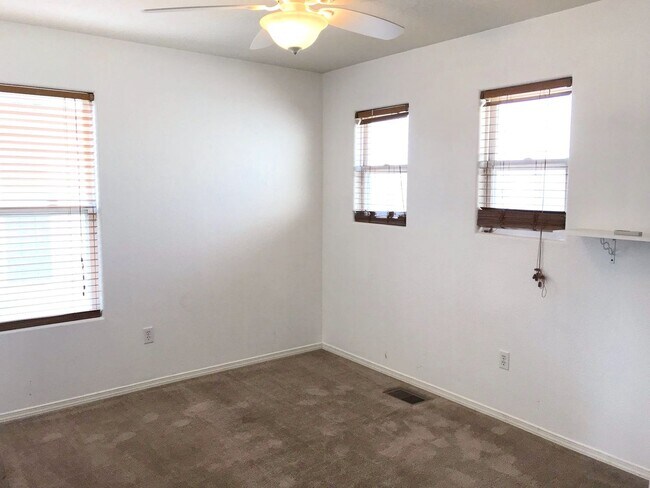 Building Photo - Spacious 4 bedroom Northern Meadows Home with Refriderated Air!