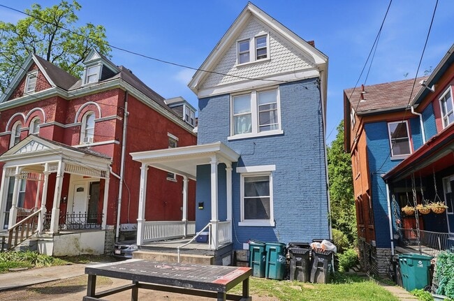 Building Photo - 5 Bedroom Clifton House Available Next to UC Campus