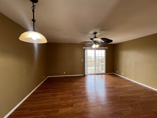 Building Photo - 2BR Prestine / Lakeview Townhouse