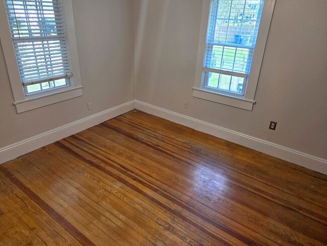 Building Photo - 3bd/1ba Cottage on private street with a s...