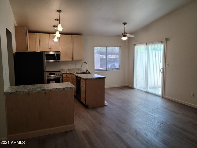 Building Photo - 1008 W Malibu Dr