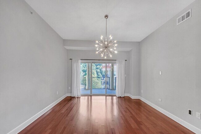 Building Photo - Luxury Treetop Penthouse