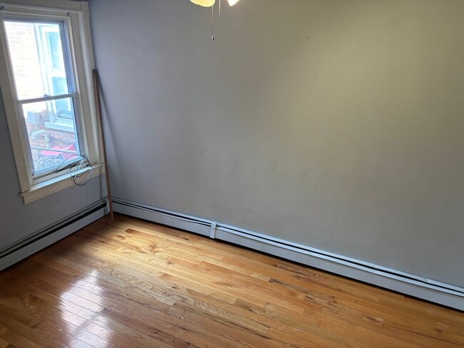 Building Photo - 948 W Maple St