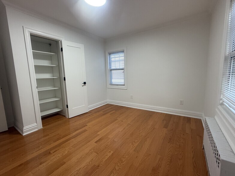 Building Photo - 260 Gainsborg Ave E