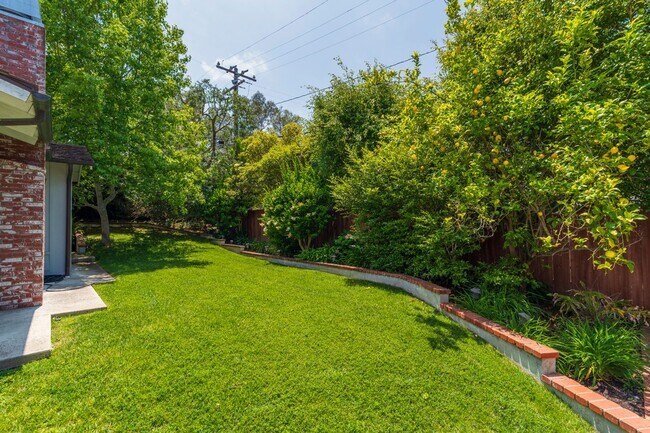 Building Photo - Valmonte 3 bed/3 bath Home plus guest house.