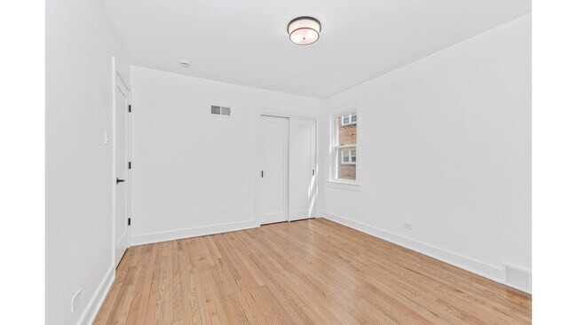 Building Photo - 8914 Lamon Ave