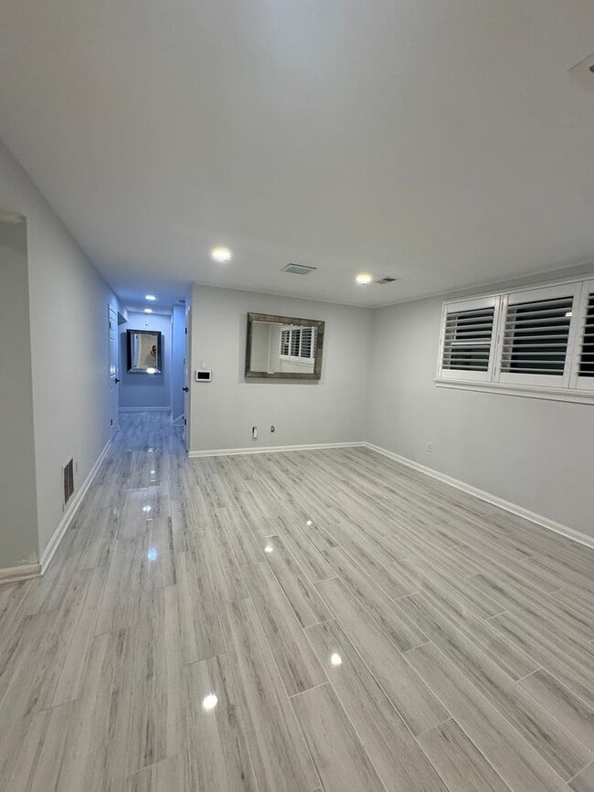 Building Photo - 805 Golden Arrow St