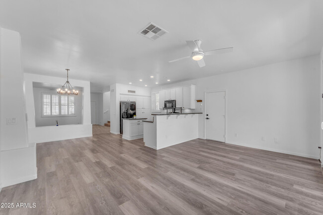 Building Photo - 2318 E Sunland Ave