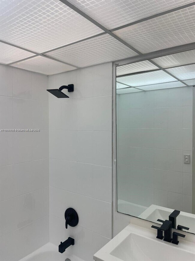 Building Photo - 3670 Inverrary Dr