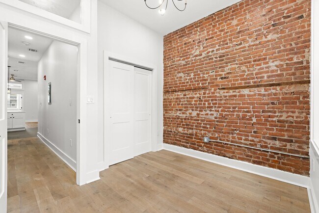 Building Photo - 612 Washington St