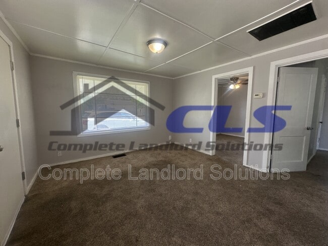 Building Photo - 916 Kussner St