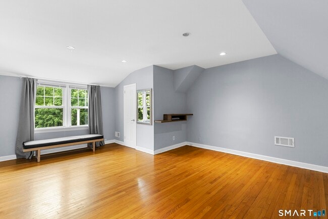 Building Photo - 190 E Rocks Rd