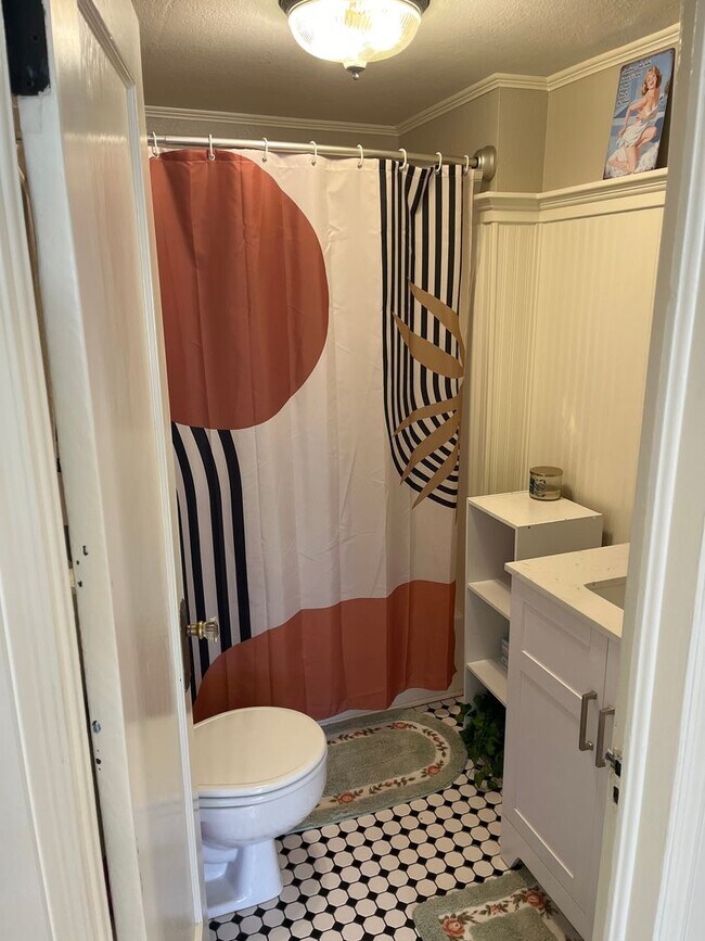 Building Photo - Cozy Cottage in Central Longmont