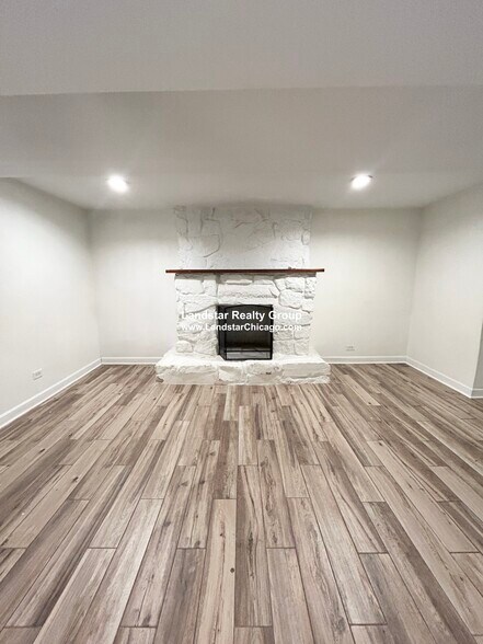 Building Photo - 1160 N La Salle Dr