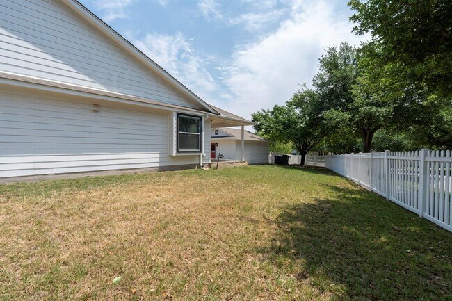 Building Photo - 112 Steele