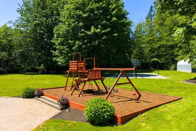Building Photo - Luxurious 4-Bedroom Family Home Minutes Aw...