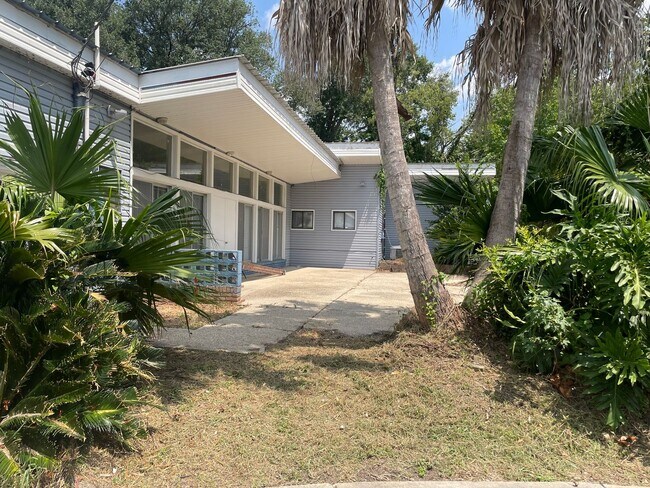 Building Photo - 3 BR 2.5 bath - Gonzales