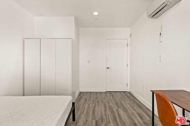 Building Photo - 1147 W 37th St