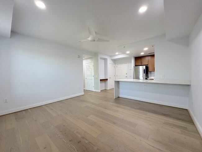 Building Photo - "Chic Urban Retreat: Stylish 1-Bed Condo with Hardwood Elegance in the Heart of Alexandria!"