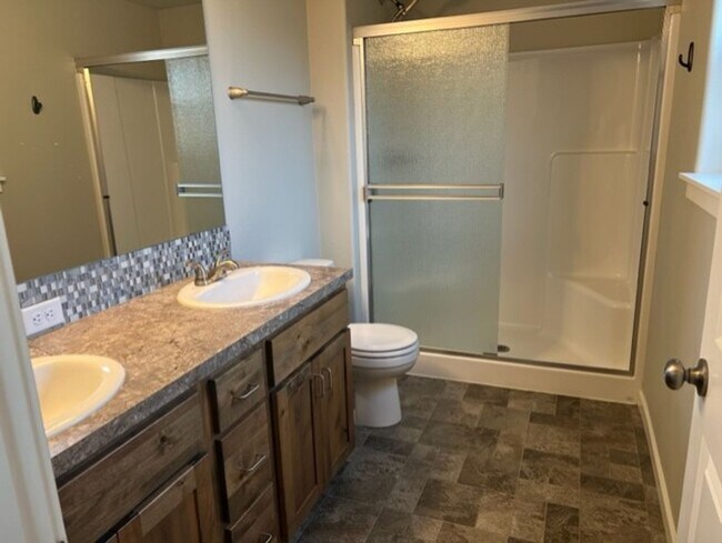 Building Photo - Newer home in NW Redmond