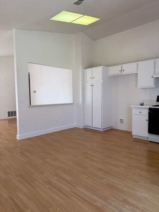 Building Photo - Stylish Single-Story Home with A/C & Firep...